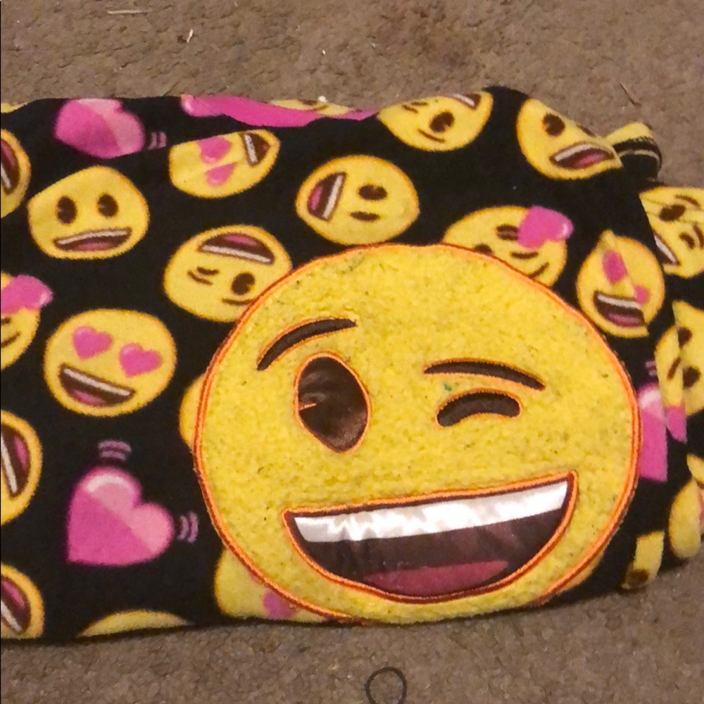 Emoji night gown laced with fleece